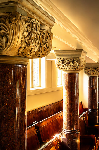 Carved foliate capitals on the columns of the synagogue gallery.